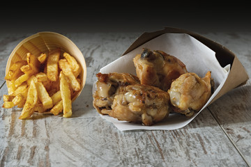 ali di pollo arrosto con patatine fritte fronte