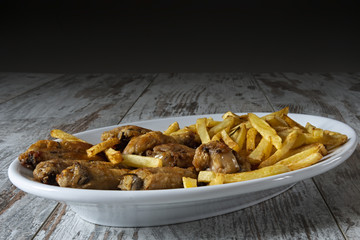 piatto ovale intero ali di pollo arrosto con patatine fritte fronte