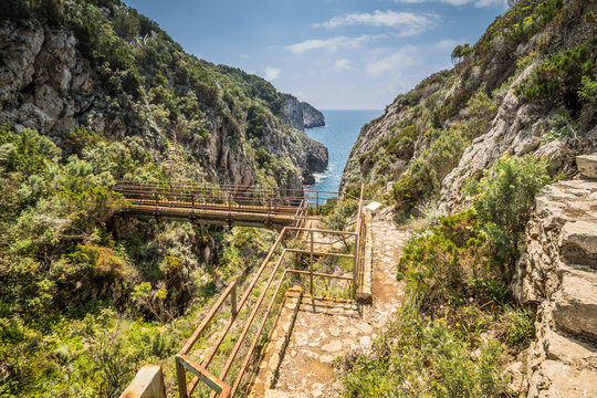 Sentiero die Fortini ist ein wundersch&ouml;ner Wanderpfad mit einigen kleinen Festungsruinen, der sich an der Westk&uuml;ste der Insel Capri entlangschl&auml;ngelt.