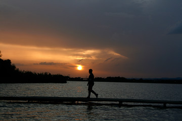 persona andando por la tarima