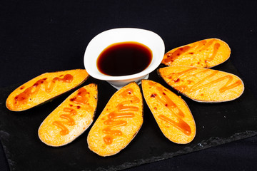 Baked mussels with cheese