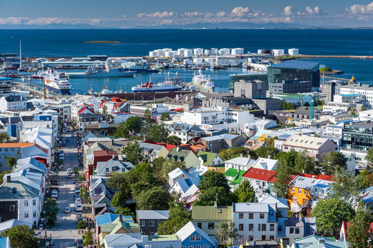 Reykjav&iacute;k auf Island,  Blick vom Turm der Hallgr&iacute;mskirkja Richtung Hafen. Links die Sk&oacute;lav&ouml;r&eth;ust&iacute;gur Strasse, rechts das Harpa Konzerthaus