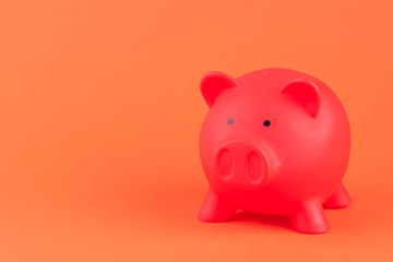 Sparbüchse vor rotem Hintergrund