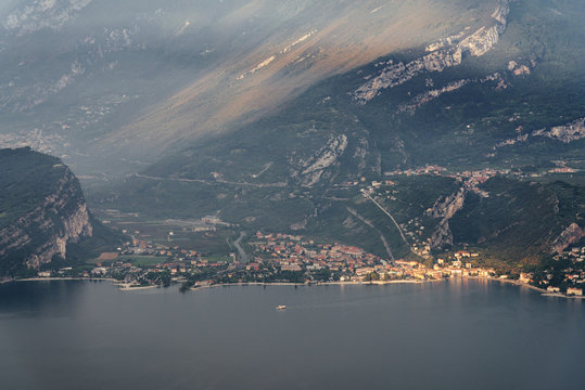 letzte Sonnenstrahlen am Hafen von Torbole am Gardasee