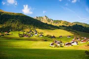 Wioska w górach wśród zielonej trawy
