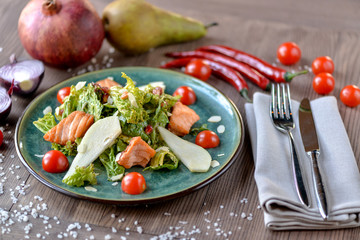  salad with salmon and pear