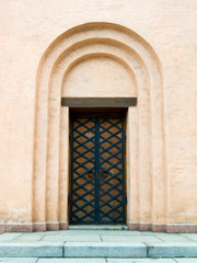Fototapeta na wymiar Texture metal doors in the old castle. Background