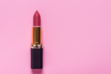 lipstick on pink background - obrazy, fototapety, plakaty