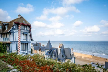 Crédence de cuisine en verre imprimé Lieux européens Vue de dessus de la ville de Trouville avec des maisons de luxe et une belle plage en arrière-plan pendant la lumière du matin en France