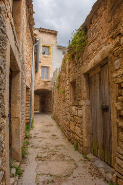 Fototapeta An alleyway in the historic village of Vodnjan (also called Dignano) in Istria, Croatia  
