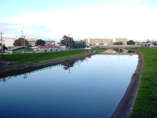 暮れゆく放水路風景