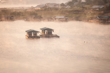 Fototapeta premium Mon village floating rafts