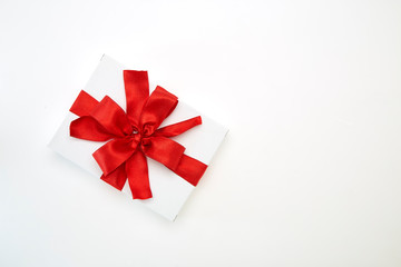 Obraz na płótnie Canvas single gift box with red ribbon