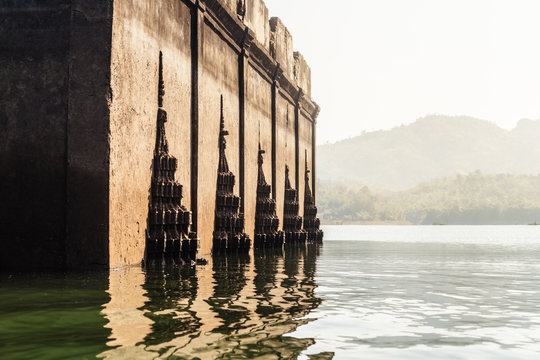 Wat Saam Prasob in the morning