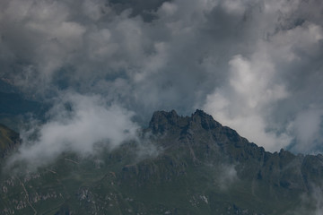 Nuvole nere sulla vetta delle Dolomiti italiane