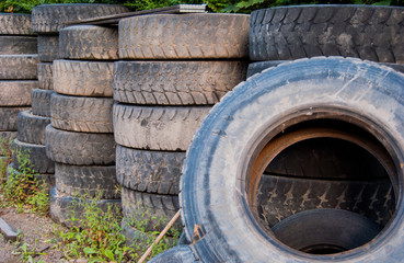 Obraz premium Many truck tires neatly piled on the outside