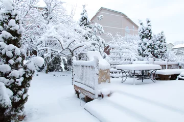 Photo sur Plexiglas Hiver Garden and patio after snowfall.