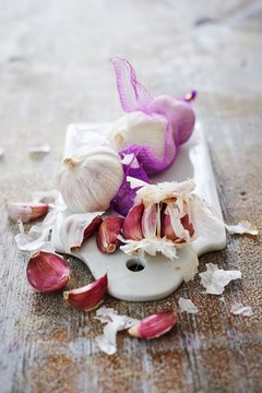 Garlic with net on ceramic cutting board