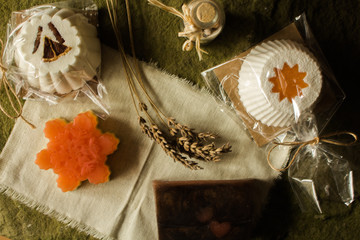 Musujące babeczki do kąpieli i mydełka wykonane z naturalnych produktów. © trojan74