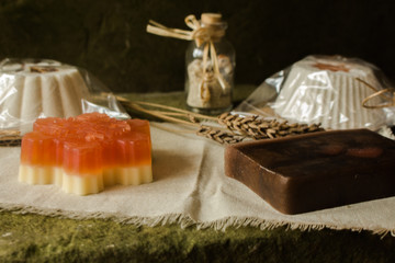 Musujące babeczki do kąpieli i mydełka wykonane z naturalnych produktów. © trojan74