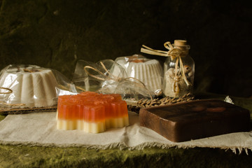 Musujące babeczki do kąpieli i mydełka wykonane z naturalnych produktów. © trojan74