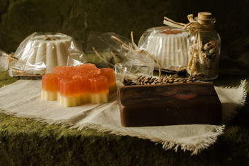 Musujące babeczki do kąpieli i mydełka wykonane z naturalnych produktów. © trojan74