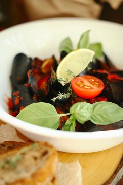 Mussels with tomatoes and basil