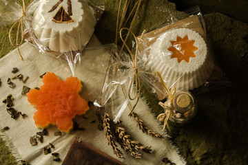 Musujące babeczki do kąpieli i mydełka wykonane z naturalnych produktów. © trojan74