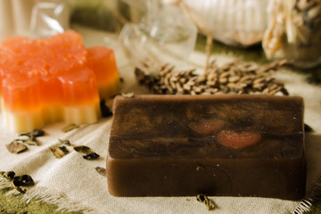 Musujące babeczki do kąpieli i mydełka wykonane z naturalnych produktów. © trojan74