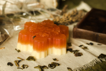 Musujące babeczki do kąpieli i mydełka wykonane z naturalnych produktów. © trojan74