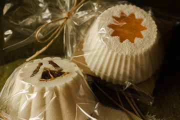 Musujące babeczki do kąpieli i mydełka wykonane z naturalnych produktów. © trojan74