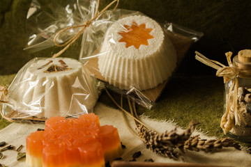 Musujące babeczki do kąpieli i mydełka wykonane z naturalnych produktów. © trojan74