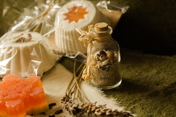 Musujące babeczki do kąpieli i mydełka wykonane z naturalnych produktów. © trojan74