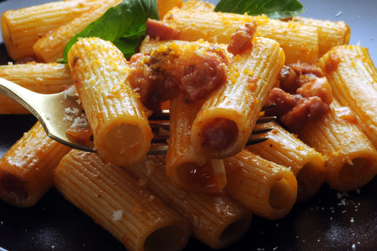 Rigatoni Cucina italiana Pasta ريغاتوني Italian cuisine リガトーニ ft81103696 Rigatone Amatriciana Pastasciutta sounding la 리가토니 