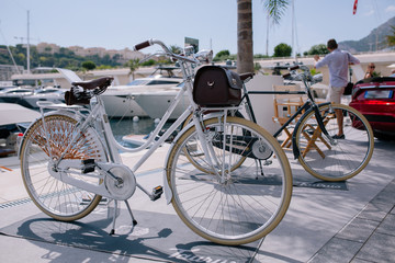 Obraz premium Vintage bicycles by the sea at the pier in monaco monte carlo on the background of yachts and blue sky