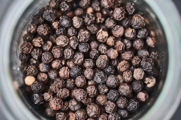 schwarze Pfefferkörner als Makroaufnahme