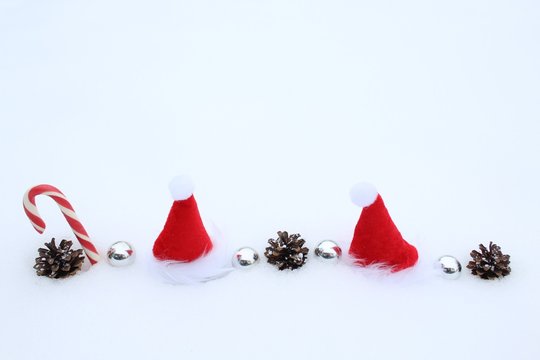Weihnachtsdekoration im Schnee