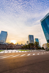 Obraz premium Wczesnym rankiem Tokio stacja Niebo o świcie w Marunouchi, Tokio, Japonia