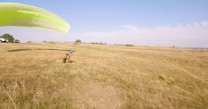 Great ravine The paraglider runs past the slope and begins its flight.
