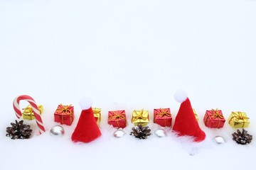 Weihnachtsdekoration im Schnee