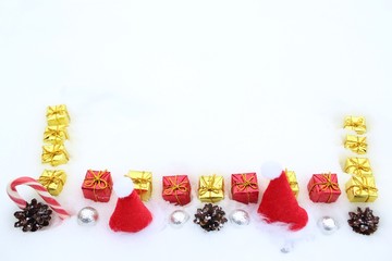 Weihnachtsdekoration im Schnee