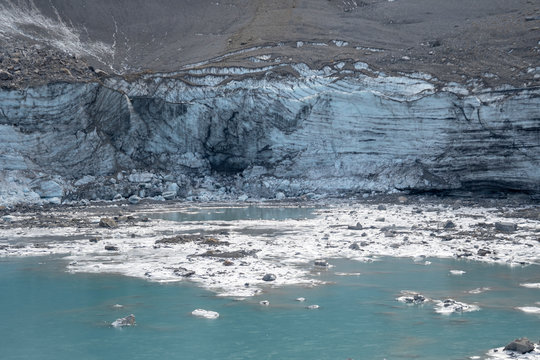 Clariden-Gletscher kalbt in den Gletschersee im Griess