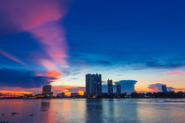 Fototapeta premium Tajlandia Bangkok, 5 maja 2018: Rzeka Menam o zachodzie słońca.