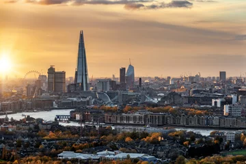 Photo sur Plexiglas Londres Vue sur les toits de la ville de Londres en automne avec du soleil et des couleurs dorées