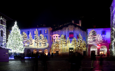Fototapeta na wymiar evocative Christmas illuminations in the historic center of Como. Italy