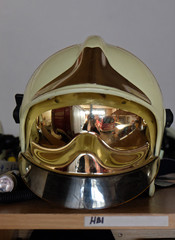 FEUERWEHRHELM . SICHERHEITSKLEIDUNG
