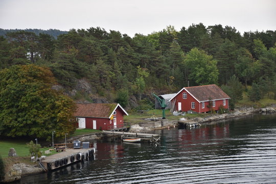 Langesund, Bamble, Norwegen, Telemark, Hafen, Stadt, Hang, Haus, Kirche, F&auml;hre, Autof&auml;hre, D&auml;nemark, Schiff, Kai, Mole, Kirchturm, Boje, Wald, K&uuml;ste