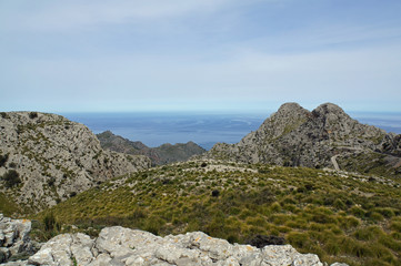 Fototapeta na wymiar Spanien Mittelmeer Mallorca Strand Panorama Küste Steilküste Klippen Berge Meer Bucht