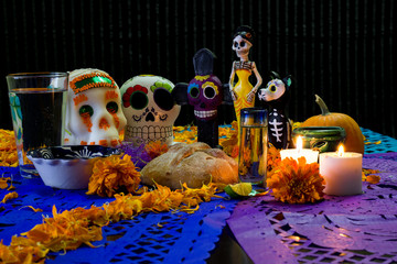 Ofrenda de día de muertos. Con calavera de azúcar y pan de muerto