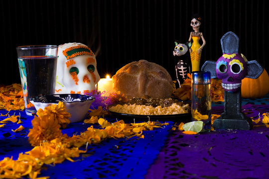 Ofrenda de d&iacute;a de muertos. Con calavera de az&uacute;car, pan de muerto y platillo tradicional mexicano 7
